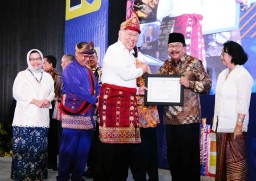 Pakde Karwo Raih Penghargaan Tokoh Masyarakat Peduli Konsumen