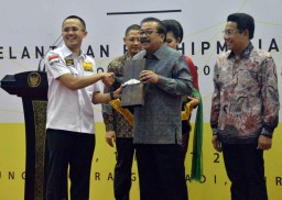 Di Depan HIPMI Gubernur Jatim  Ingatkan Masalah Impor Bahan Baku