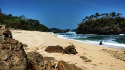 Berpetualang ke Tiga Pantai 'Pribadi' Malang Selatan