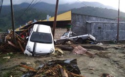 Prajurit TNI Selamatkan Bayi Terjepit Kayu di Banjir Bandang Jayapura