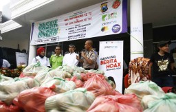 Berita Foto: Serunya Pasar Murah di Jimerto, Kapolrestabes Ikut Jualan