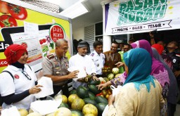 Paskomnas Habiskan 4 Ton Buah pada Acara Pasar Murah di Jimerto