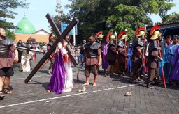 Gereja Katolik Santo Mikael Peringati Paskah Dengan Pementasan Drama