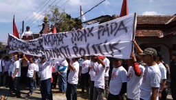 Protes Teknis Penjaringan Bacaleg, Kader PDIP Kediri Segel Kantor DPC