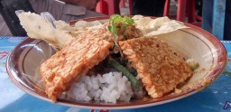 Pecel Ini Bikin Bibir Ndower karena Kepedasannya. Berani Coba?