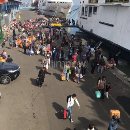 Pemudik Mulai Padati Pelabuhan Tanjung Perak Surabaya