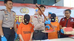 Sadis! Pasangan Muda ini Cekik dan Kubur Bayi di bawah Pohon