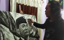 Unik, Seniman di Banyuwangi ini Jadikan Rambut Sebagai Lukisan