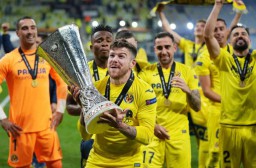 Kalahkan Manchester United, Villarreal Angkat Trofi Liga Europa 2020/2021