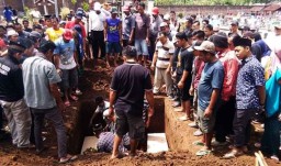 Pasutri Korban Pembunuhan di Tulungagung Dimakamkan Satu Liang Lahat