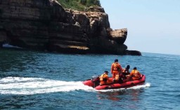 Pencarian 2 Pemancing Jatuh dari Tebing Terkendala Ombak Tinggi