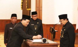 Pakde Karwo Lantik Kepala BPKAD Jatim Jadi Pj Sekdaprov