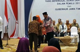 Pemprov Jatim Santuni 56 Keluarga Petugas Pemilu 2019 yang Meninggal