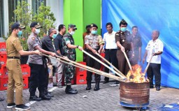 Pemusnahan Barang Bukti Ratusan Botol Miras dan Narkoba di Trenggalek