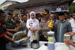 Menjelang Tahun Baru, Ribuan Botol Miras dan Narkoba Dimusnahkan