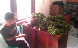 Gara-gara Pisang, Pria di Ngawi ini Babak Belur Dihajar Warga