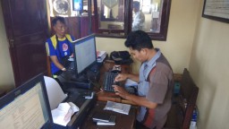 Terekam CCTV, Pencuri ini Ditangkap Sebelum Menikmati Hasil Curiannya