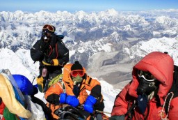 Kisah Pendaki Mencapai Puncak Gunung Everest di Tengah Pandemi Covid-19