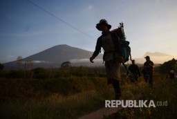 30 Mahasiswa Terjebak Usai Pengibaran Bendera Merah Putih di Gunung Amonggedo