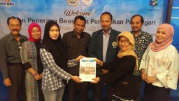 Calon Penerima Beasiswa Pramugari di Surabaya Dibekali Bahasa Inggris