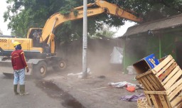 Foto: Penertiban Puluhan Bangunan Liar di Jalan Barata Jaya