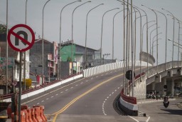 Aksi Nekat Begal Motor Loncat dari Flyover dan Mendarat di Atap Pos Polisi