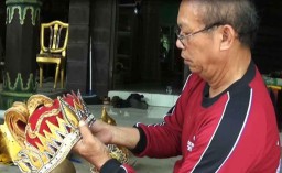 Pria di Ponorogo ini Sulap Kertas Semen Jadi Kostum Wayang Orang