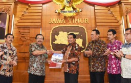 Gubernur Jatim Serahkan 40 SK PAW Anggota DPRD Kota Malang