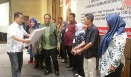 Menteri Koperasi dan UKM Serahkan Akta Koperasi Primer di Tulungagung