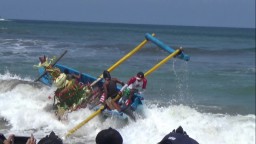 Dihantam Ombak, Perahu Pembawa Larung Sesaji di Blitar Nyaris Terbalik
