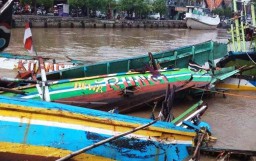 Sungai Gembong Meluap, Puluhan Perahu Parkir di Pasuruan Bertabrakan