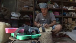 Permintaan Menurun, Perajin Bakiak di Tulungagung Tetap Bertahan