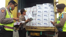 Antisipasi Miras Jalur Laut, Polisi Razia Mobil Boks di Tanjung Perak