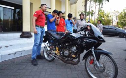 Bersenggolan di Kafe, Sekelompok Pemuda Rampas Motor Pengunjung