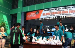 Kampus di Surabaya ini Ajak Mahasiswanya Berkurban untuk Masyarakat