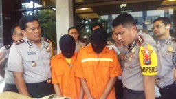 Dua Pemerkosa Gadis yang Ditemukan Telanjang Digulung Tikar Diringkus