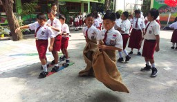 Sekolah di Surabaya ini Punya Program Belajar Permainan Tradisional