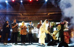 Ketua Dekranasda Arumi Bachsin Buka Pameran Pernikahan Adat Jawa