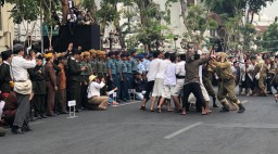 Live: Detik-detik Perobekan Bendera Belanda