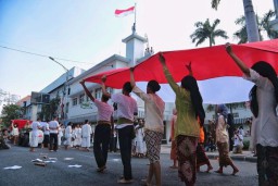 Teatrikal Perobekan Bendera Belanda, Risma: Kobarkan Semangat Juang