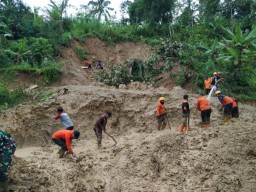 Tebing Longsor Tasikmalaya Tutup Jalan hingga Timbun Sawah Siap Panen