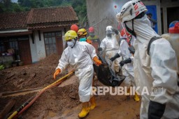 Longsor di Sumedang, 25 Orang Ditemukan Tewas dan  15 Masih Dicari