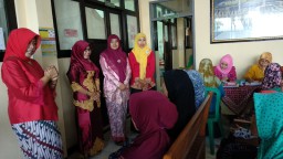 Peringati Hari Kartini, Begini Dandanan Petugas Kesehatan di Ponorogo