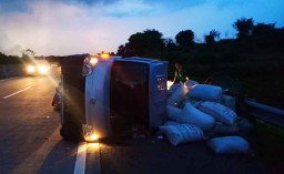Pikap Bermuatan Biji Plastik Terguling di Tol Sumo