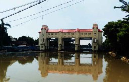"Makhluk Tinggi Besar Bergelantungan di Pintu Air Jagir"