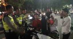 Rayakan Tahun Baru di Surabaya, Dua "Hantu Pocong" Ditilang Polisi