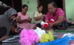 Semarak HUT RI, Warga Tulungagung Buat Bunga Sakura dari Kresek Bekas