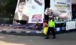 Viral, Polisi Seberangkan Pemulung dan Usung Rongsokan