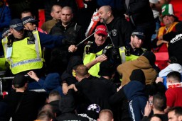 Suporter Bentrok dengan Polisi saat Inggris Menjamu Hungaria di Stadion Wembley