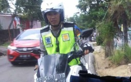 Bonceng Wisatawan yang Berjalan Kaki, Polisi ini Tuai Pujian